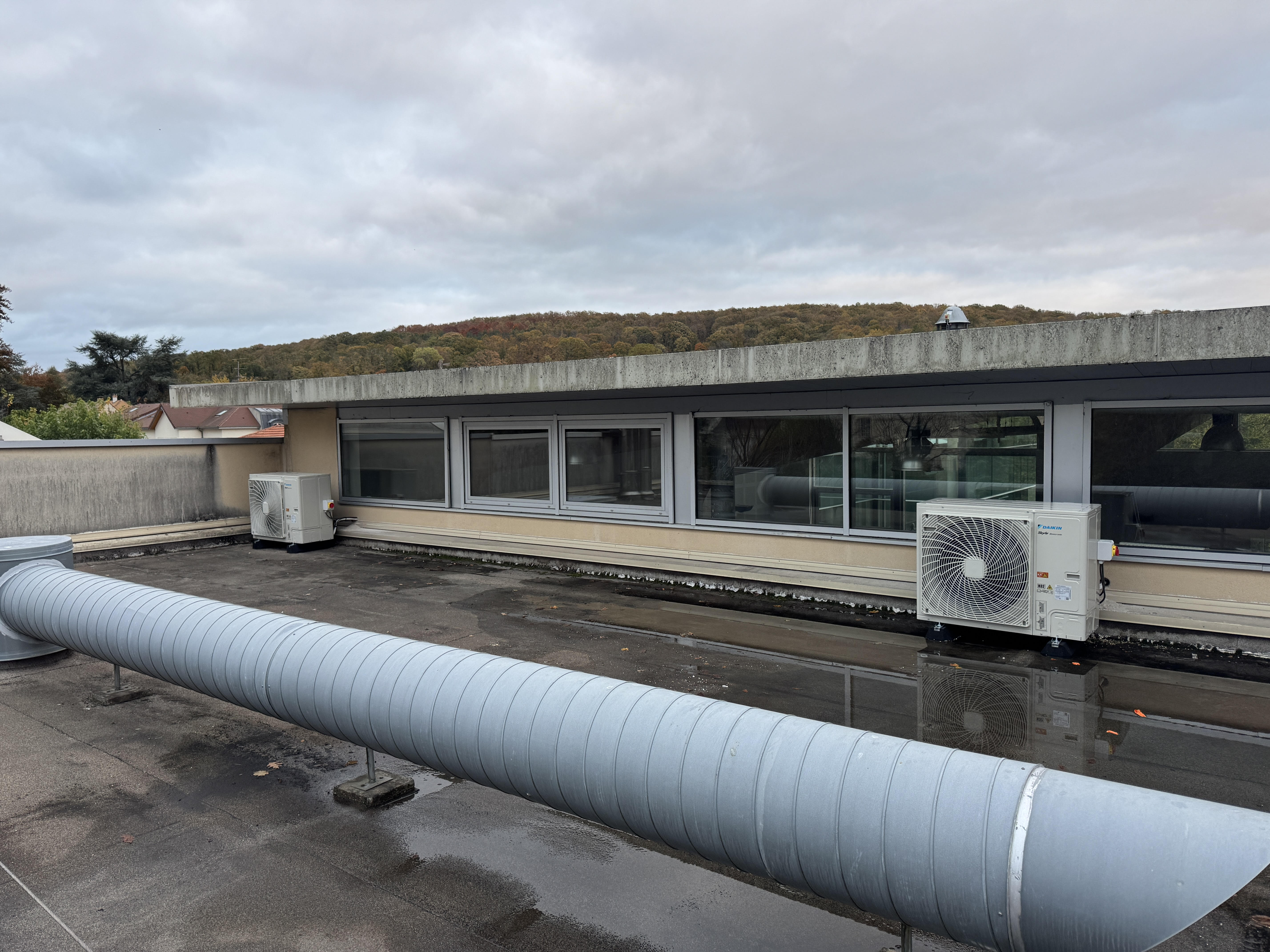 Unité extérieure climatisation sur toiture